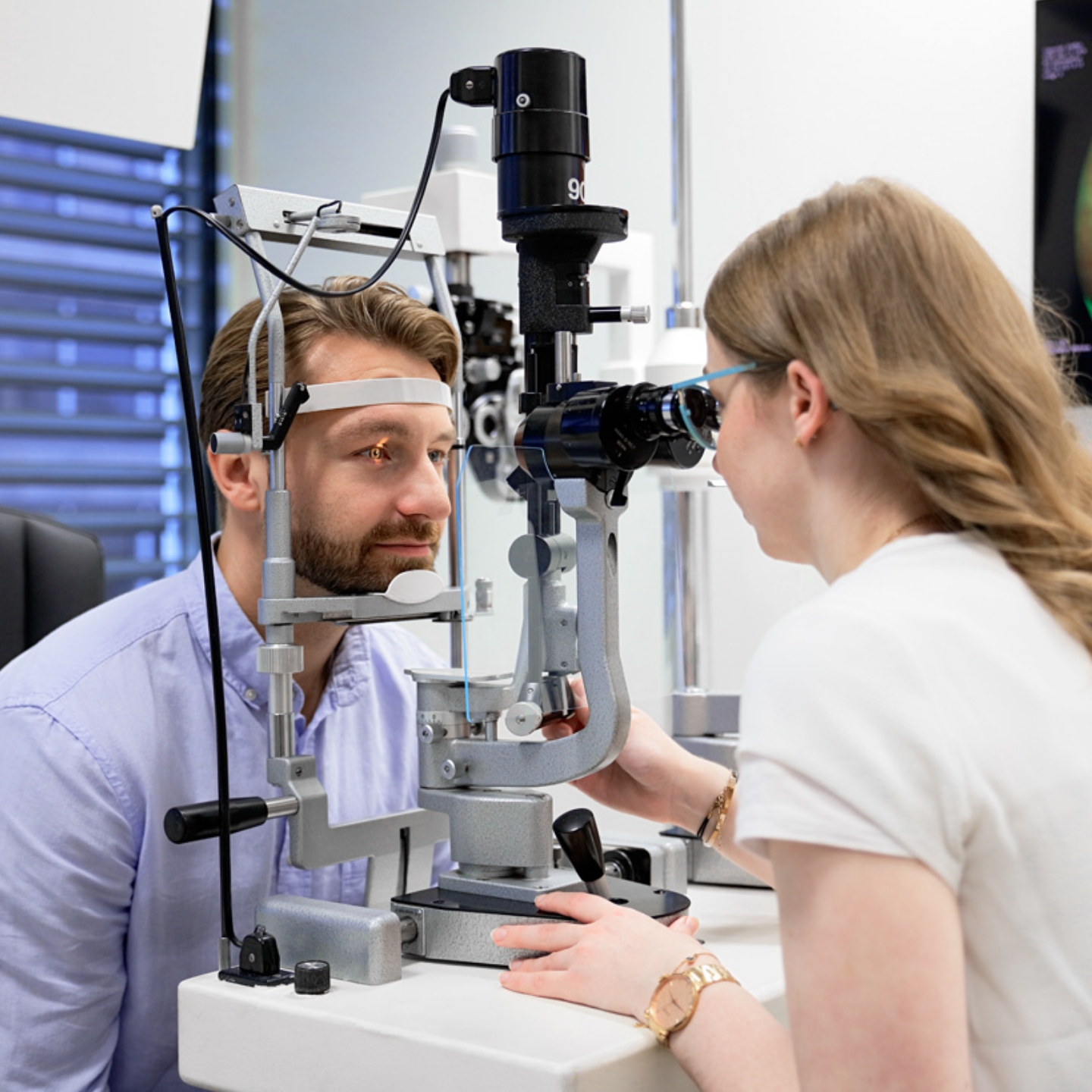 Optometrische Untersuchung bei einem jungen Mann.